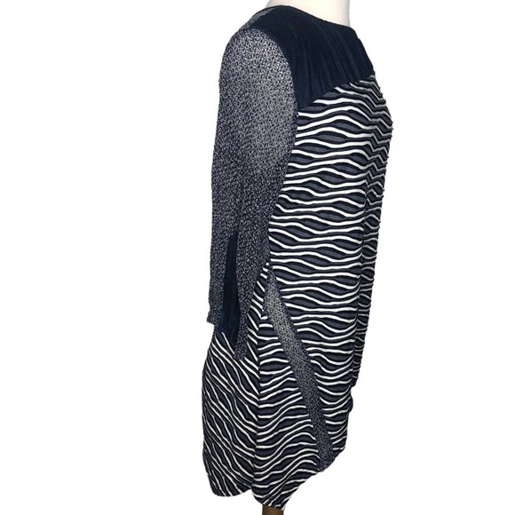 Curvey Textured Navy Shark Hem Flowy Tunic, 2X - Picture 3 of 8